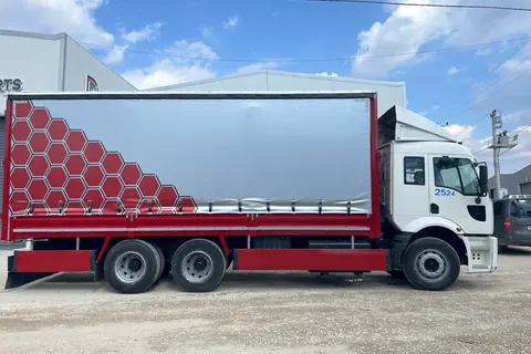 Vanjski pogled kamiona s kliznim ceradama · 17