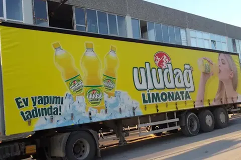 Vanjski pogled kamiona s kliznim ceradama · 83