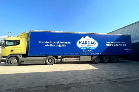Vanjski pogled prikolice prekrivene ceradom · 15