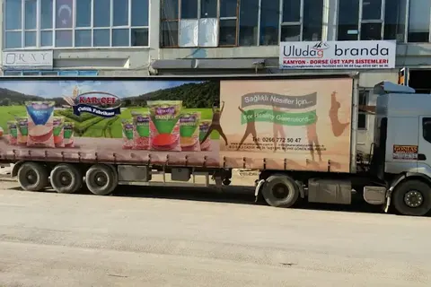 Vanjski pogled kamiona s kliznim ceradama · 35