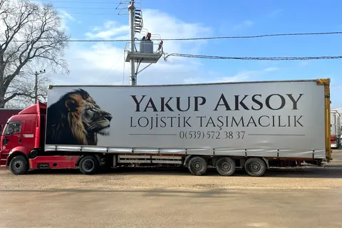 Vanjski pogled prikolice prekrivene ceradom · 12