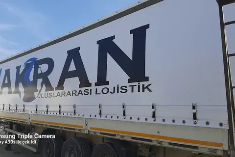Vanjski pogled kamiona s kliznim ceradama · 87
