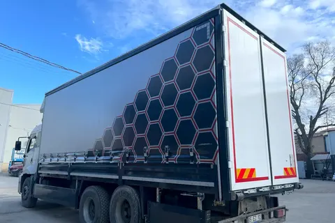 Vanjski pogled kamiona s kliznim ceradama · 22