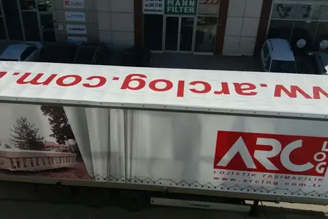 Vanjski pogled kamiona s kliznim ceradama · 113