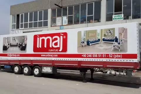 Vanjski pogled prikolice prekrivene ceradom · 3