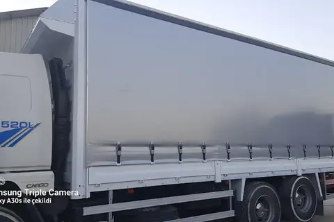 Vanjski pogled prikolice prekrivene ceradom · 37