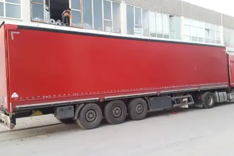 Vanjski pogled kamiona s kliznim ceradama · 44