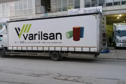 Vanjski pogled kamiona s kliznim ceradama · 56