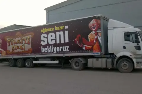 Vanjski pogled kamiona s kliznim ceradama · 81