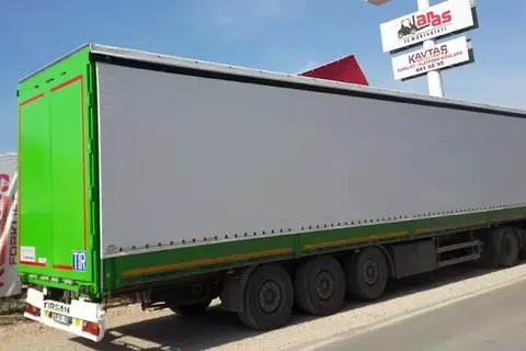 Vanjski pogled prikolice prekrivene ceradom · 39
